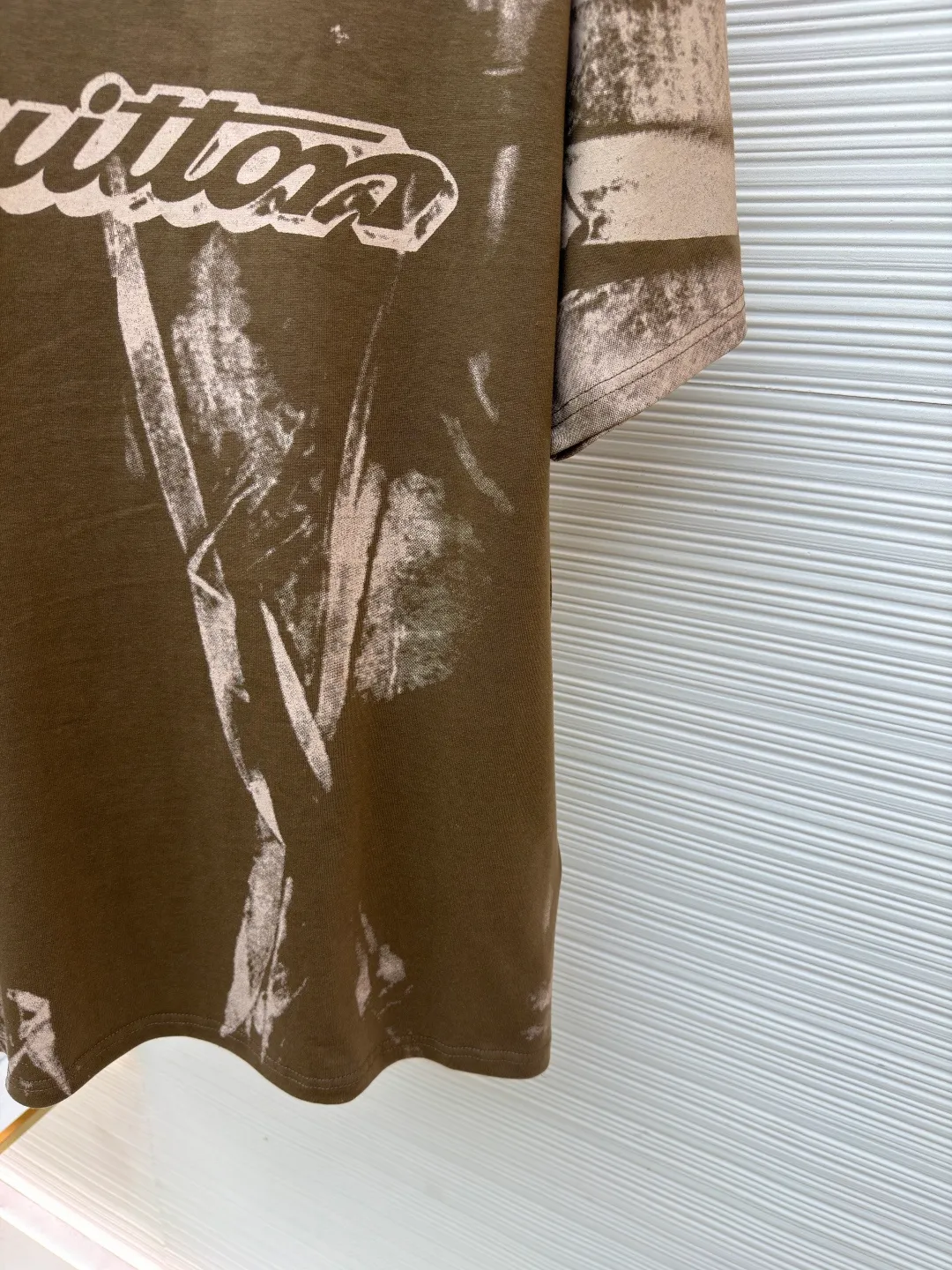LOUIS VUITTON Overprinted round neck illusion printed short-sleeved T-shirt ●Original version: Purchased and developed by 8563 ●Item number: 1682465-A20 ●Fabric: 100% cotton ●Technology: Printing ●Color: Khaki brown ●Version: Fitted version ●Weight: about 305 grams ●Size: S-M-L-XL ●Description: This Louis Vuitton tie-dye lettered short-sleeved T-shirt is made of 260g high-count combed cotton fabric. It has been treated with pre-wash water. The fabric has a soft and skin-friendly touch and a crisp texture, while effectively avoiding the problem of shrinkage and deformation after wearing. The body of the garment uses hand-made tie-dye technology to present a mottled and smudged texture effect. The tie-dye pattern of each piece is unique. It is paired with the classic "Vuitton" letter logo created by embossed silicone printing technology. The printing is processed by high-temperature lamination, which has strong adhesion and is not easy to fall off and crack. The neckline is sewn with double-needle hemming technology and is paired with a ribbed edge design, which is durable and not easy to loosen. The side seams are spliced ​​with embedded clip technology to make the body lines smoother. The overall fabric selection and craftsmanship details continue the brand's high-end clothing standards, taking into account both design and practical wearability. The overall wiring is straight and delicate, the fabric is comfortable and soft, and the color is consistent without color difference. It can be matched with the same style to create a fashionable look and control various occasions. Customized accessories, complete with three standards, same style for men and women!